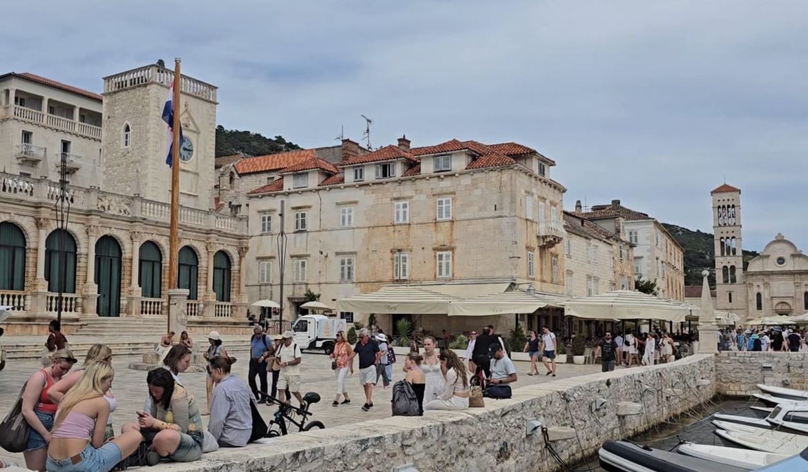 Borio se protiv pijanih turista, ušao u gradsko vijeće Hvara, pa pijan skrivio nesreću i udaljio se...