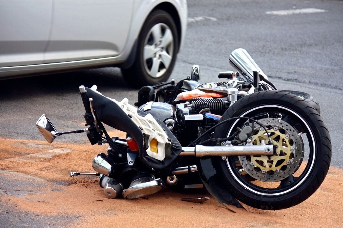 TEŠKA PROMETNA NESREĆA U MURTERU Mladić bez dozvole motociklom udario u automobil iz suprotnog traka - Doktori se bore za njegov život!