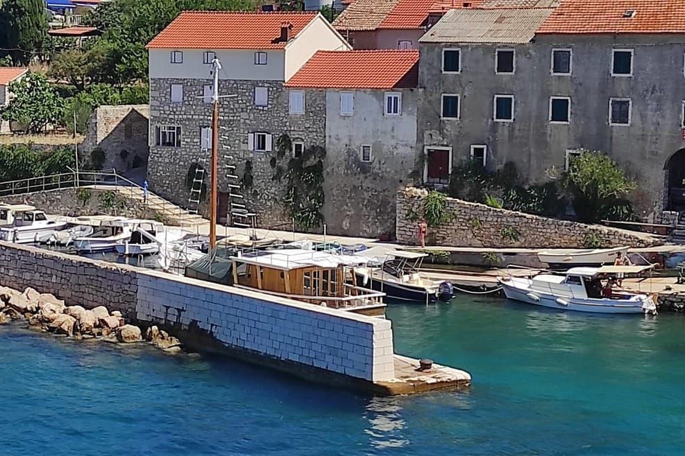 SUKOB OKO PRISTAJANJA Udruga malih brodara poziva na sastanak mještane Ošljaka: "Plaćat ćemo paušal koji možete iskoristiti za obnavljanje otočke infrastrukture"