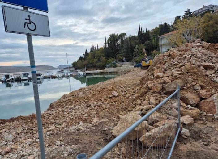 Ogorčeni mještani Jadranova: "ŽLU Crikvenica i Grad Crikvenica ignoriraju peticiju i volju 460 ljudi, a sve su nam porušili!"