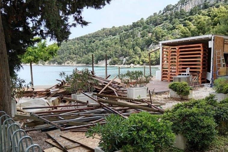 ZATVARANJE OČIJU Sin bivšeg HDZ-ovca ilegalno gradio na splitskoj plaži Kašjuni i plažu oglašavao kao privatnu plažu svog hotela: "Je li mu se omogućilo da ostvaruje profit u nelegalnim objektima?!"