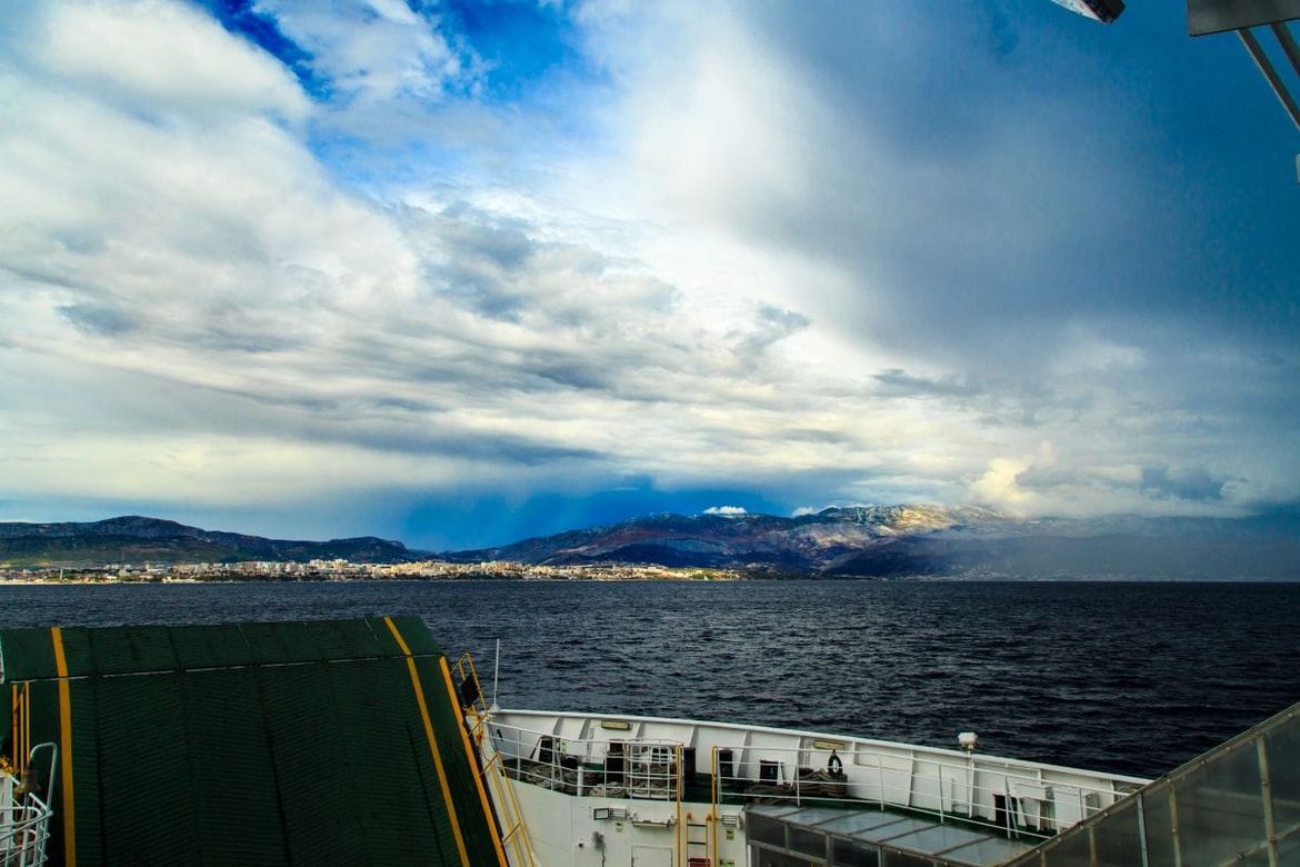 Bura, podno Velebita i olujna, u Dalmaciji poslijepodne nestabilno s pljuskovima