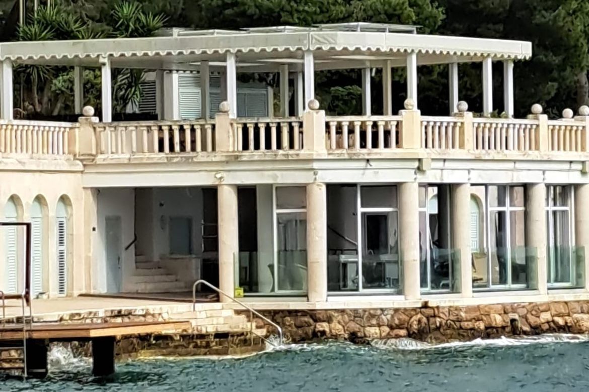 DEGRADACIJA U HVARU Ostaklili kulturno dobro s početka 20. stoljeća kako bi unutra mogli mirno dernečiti?