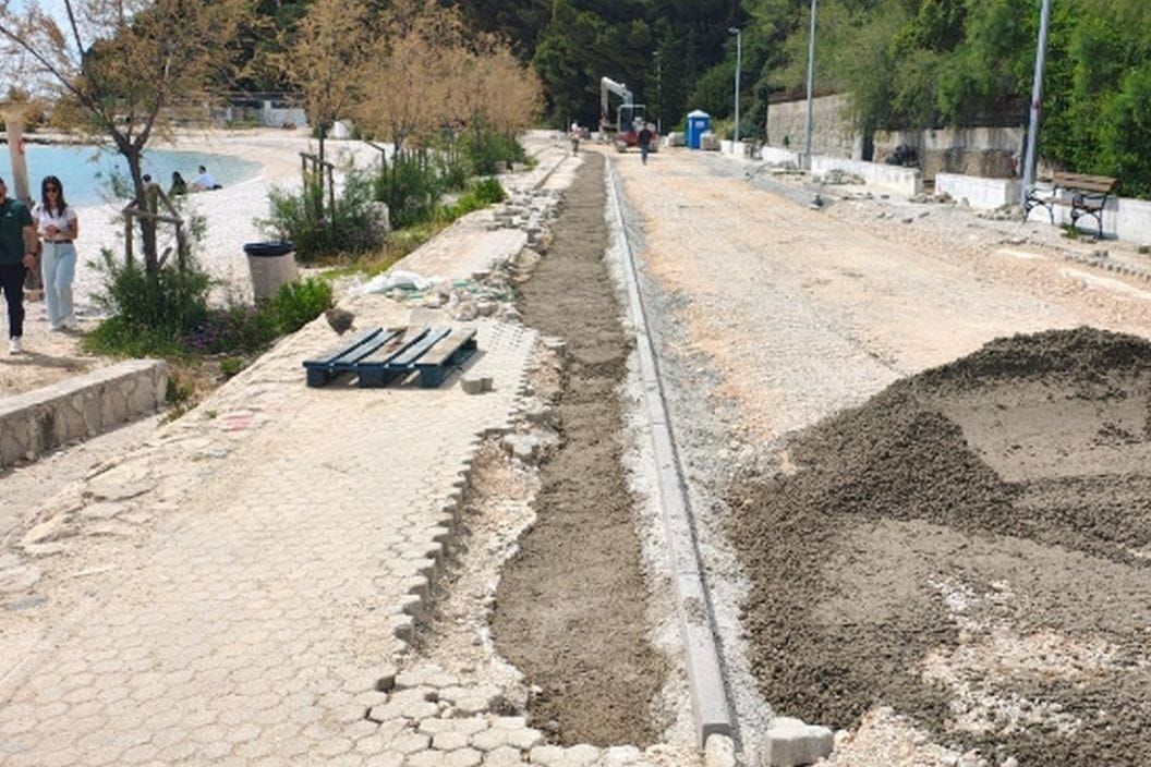 Zbog radova na šetnici plaže Trstenik moguće je povremeno zamućivanje mora