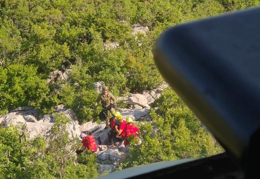 U akciji spašavanja promrzle osobe na Biokovu sudjelovao i helikopter HRZ-a