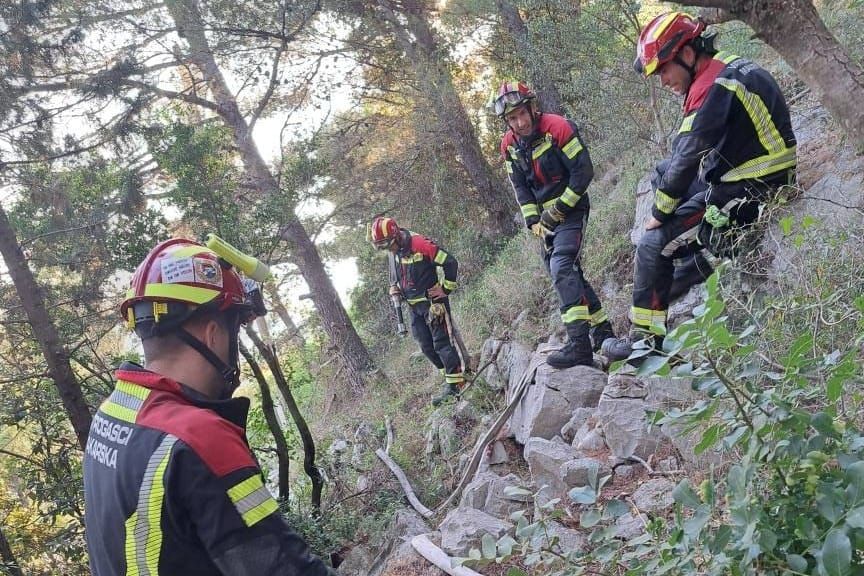 Ugašeni požari kod Makarske, stanje kod Omiša pod kontrolom