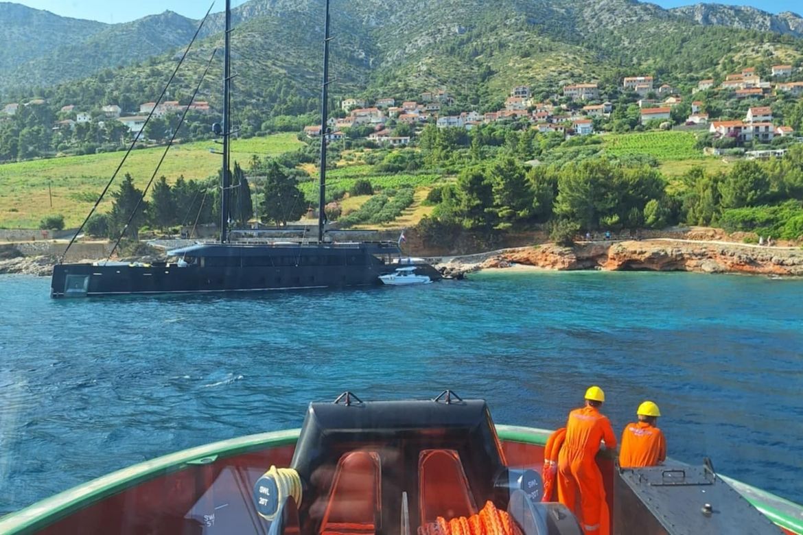 VIDEO Odsukana luksuzna superjahta koja se jučer nasukala na Hvaru - pomoć stigla iz Ploča!