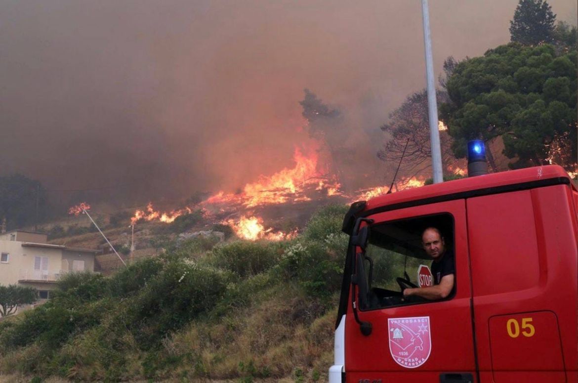 Makarski vatrogasci nakon napornih dana poslali poruku: "Da nije žalosno,bilo bi smiješno..."