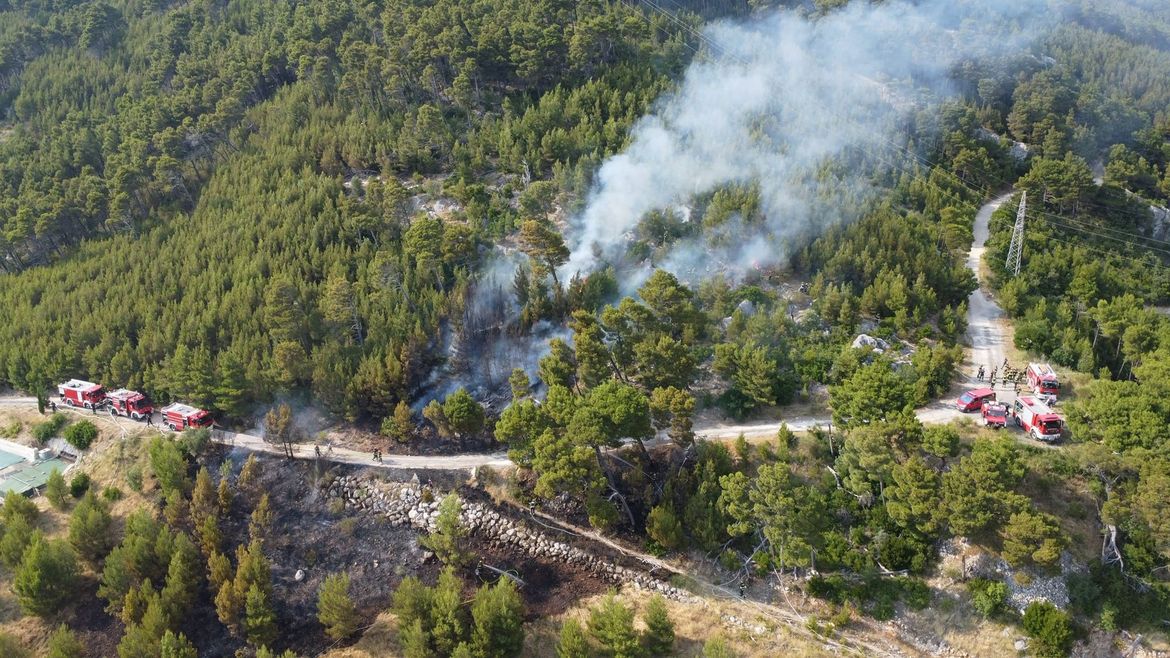 HVZ: "Stanje na požarištu povoljno, nema otvorenog plamena, no postoje izdimljavanja koja saniramo"