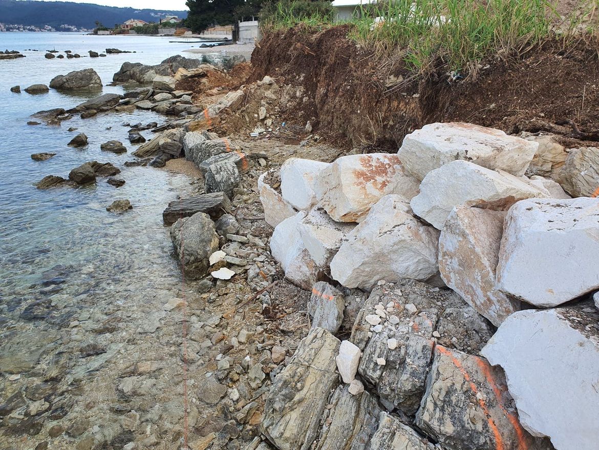 DRSKO I ILEGALNO Devastator pomorskog dobra iz Kaštel Štafilića ilegalno pobacao kamenčure po plaži, a sad se još i žali na odluku da ih mora ukloniti!