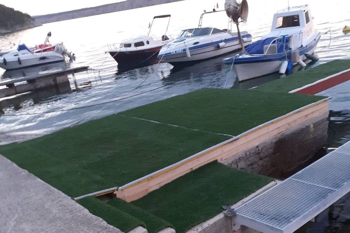 TEPIH RIVA Uklonjena ilegalno postavljena konstrukcija na rivi u Jadranovu