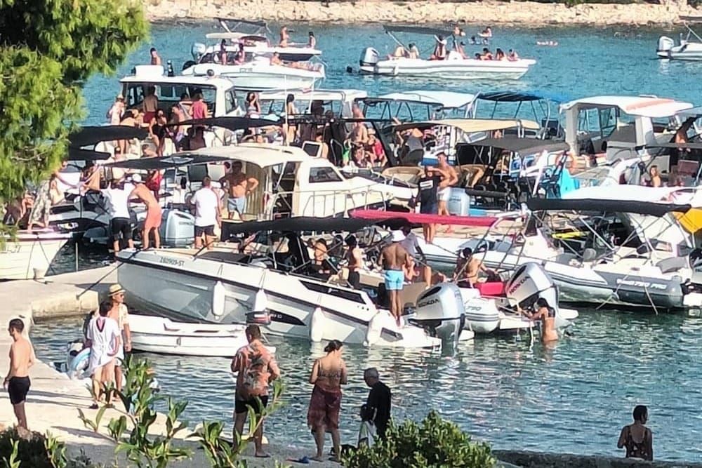 Kasno u noći uklonjeni nezakonito postavljeni pontoni na Drveniku Velom