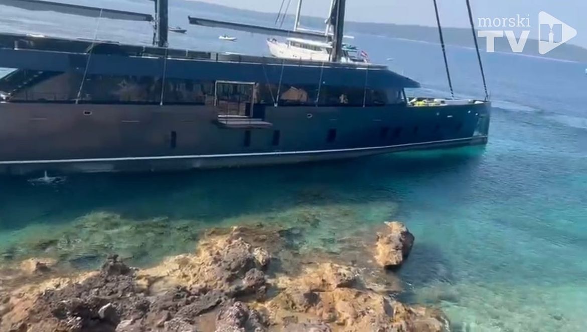 VIDEO Vlasnik superjahte Reposado odgovorio kako su se uspjeli po mirnom vremenu nasukati na Hvaru: "Sve završilo u najboljem redu zahvaljujući brzoj reakciji" - Pogledajte i snimku!