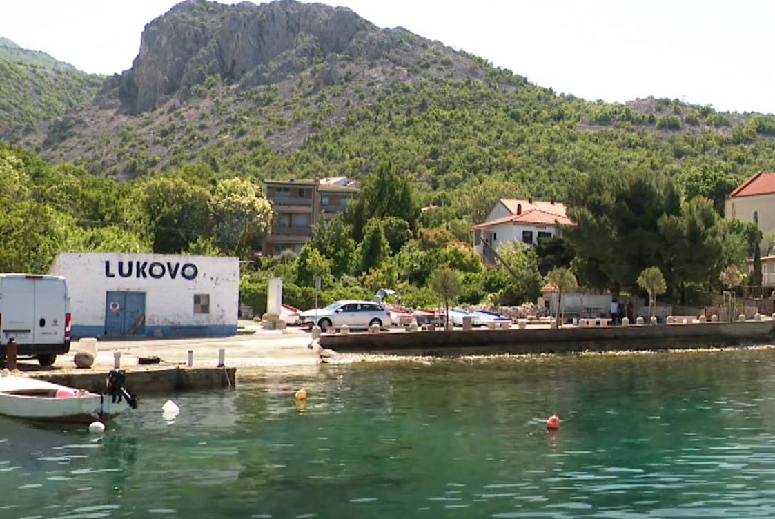 PROPADAJU RIVA I RIBARSKE KUĆICE U malom mjestu ispod Velebita svi stanovnici stanu u - jednu kuću