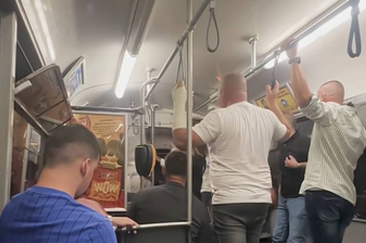 RIVA NA BAŠČARŠIJI Vesela ekipa u sarajevskom tramvaju susjede "počastila" pjesmom