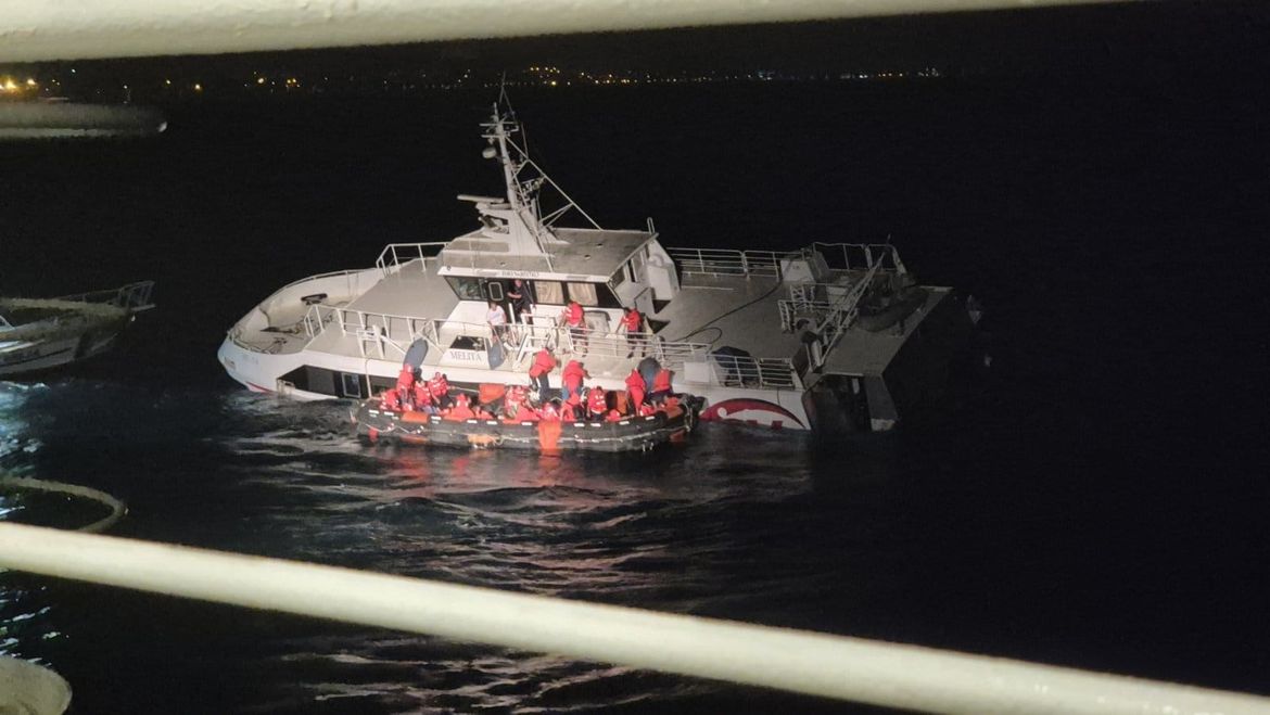 Oglasilo se Ministarstvo mora s detaljima: "Svi putnici s tonućeg katamarana kod Zadra su spašeni"