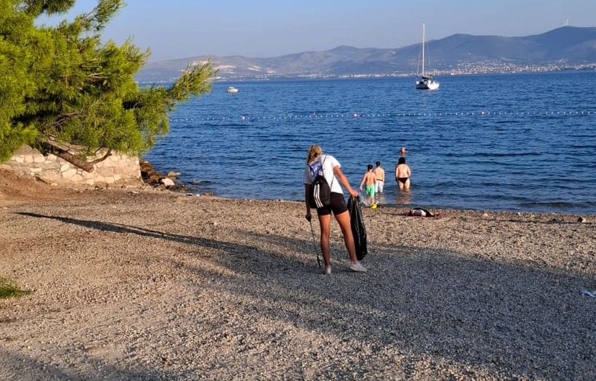 SVAKA ČAST Ranom zorom skupljala plastični otpad po splitskoj plaži