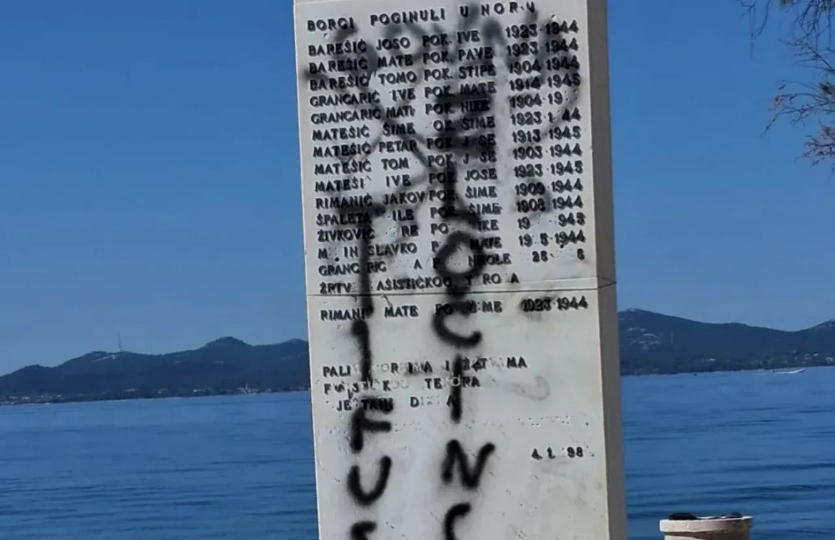 OPET! Neuki primitivci u Zadru išarali spomenik antifašističkim borcima