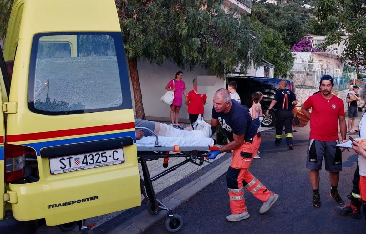 SKLIZNUO NIZ STIJENU KOD OMIŠA Ozlijeđeni strani državljanin zbrinut u zajedničkoj akciji vatragasaca i HGSS-a