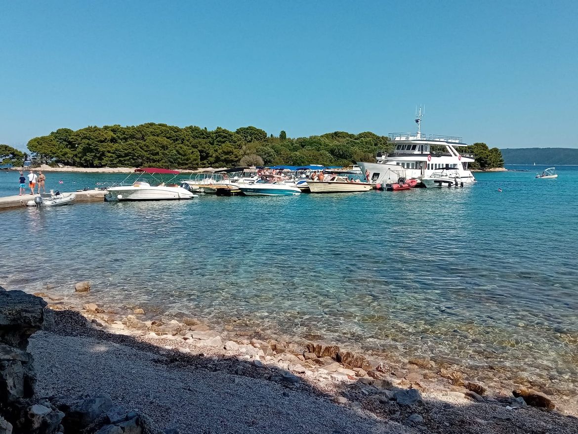 NEZAKONITA ZARADA Na Drveniku Velom nezakonito postavljeni pontoni: "Trebali su biti uklonjeni prije 3 dana, zašto Grad Trogir ne djeluje po rješenju?"