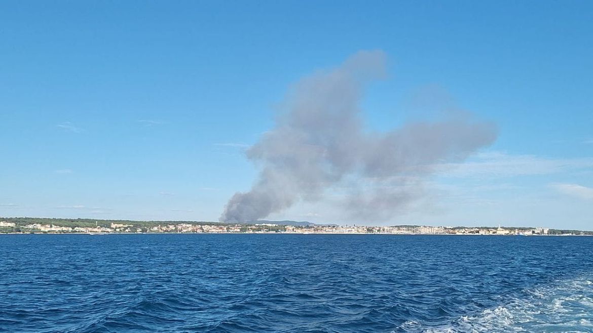 FOTO/VIDEO Ponovno veliki požar kod Pakoštana - Dižu se četiri kanadera
