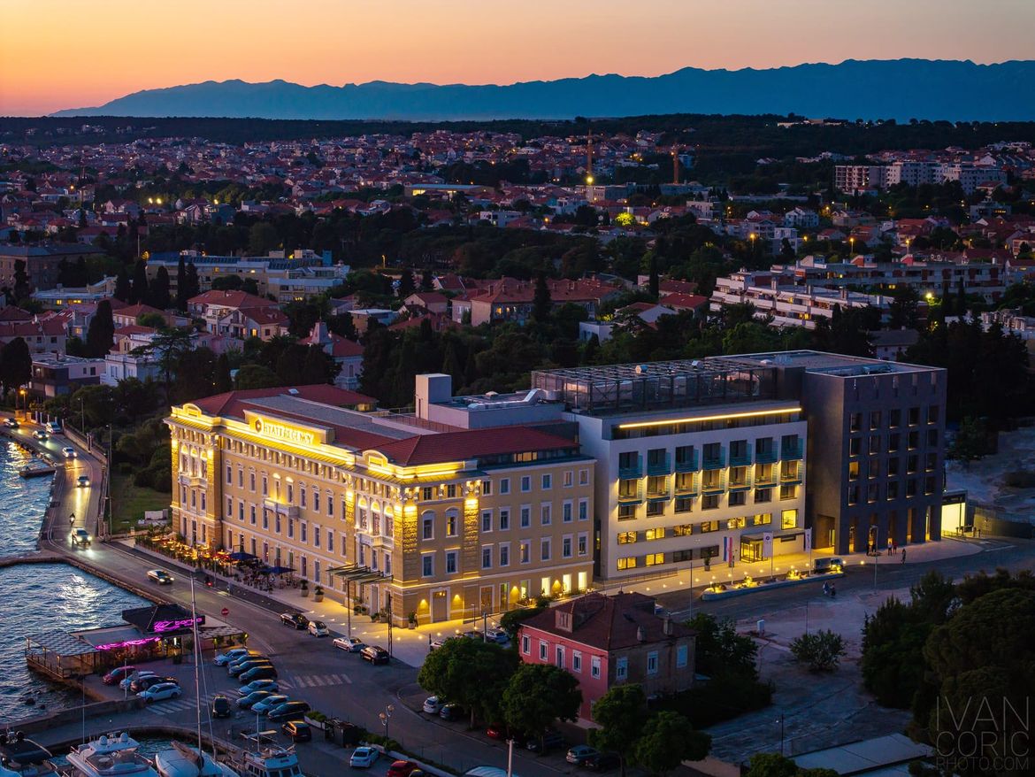 NOVA TURISTIČKA ATRAKCIJA Policija ispred hotela u Zadru pohapsila trojicu lopova