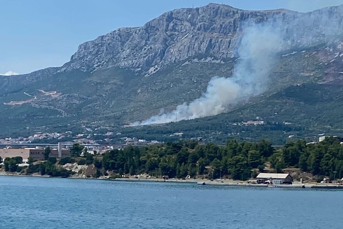 Požar izbio u Kaštelima: "Vatrogasci žure prema požarištu!"