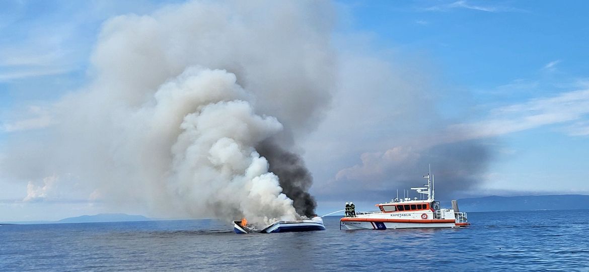 U Kvarneru se zapalio turistički katamaran, dvoje ljudi spašeno