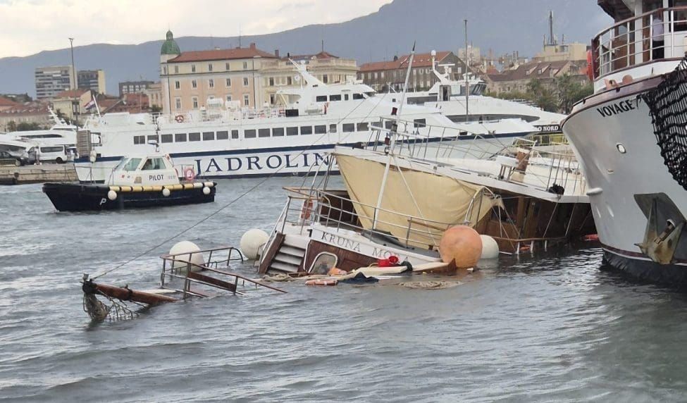 POTONUO BROD U SPLITU Uslijed oluje, trajekt udario u katamaran!
