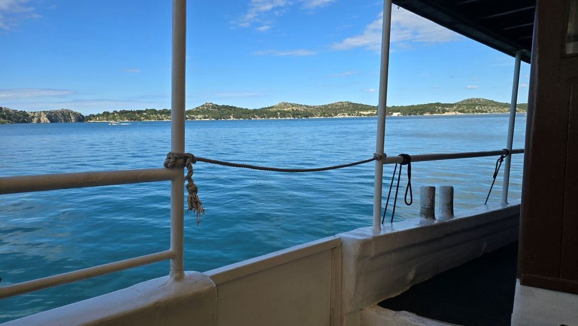 U Šibeniku se ispred Lučke kapetanije oglašavaju izleti brodicama registiranim za iznajmljivanje - Ministarstvo: "Šaljemo inspekciju!"