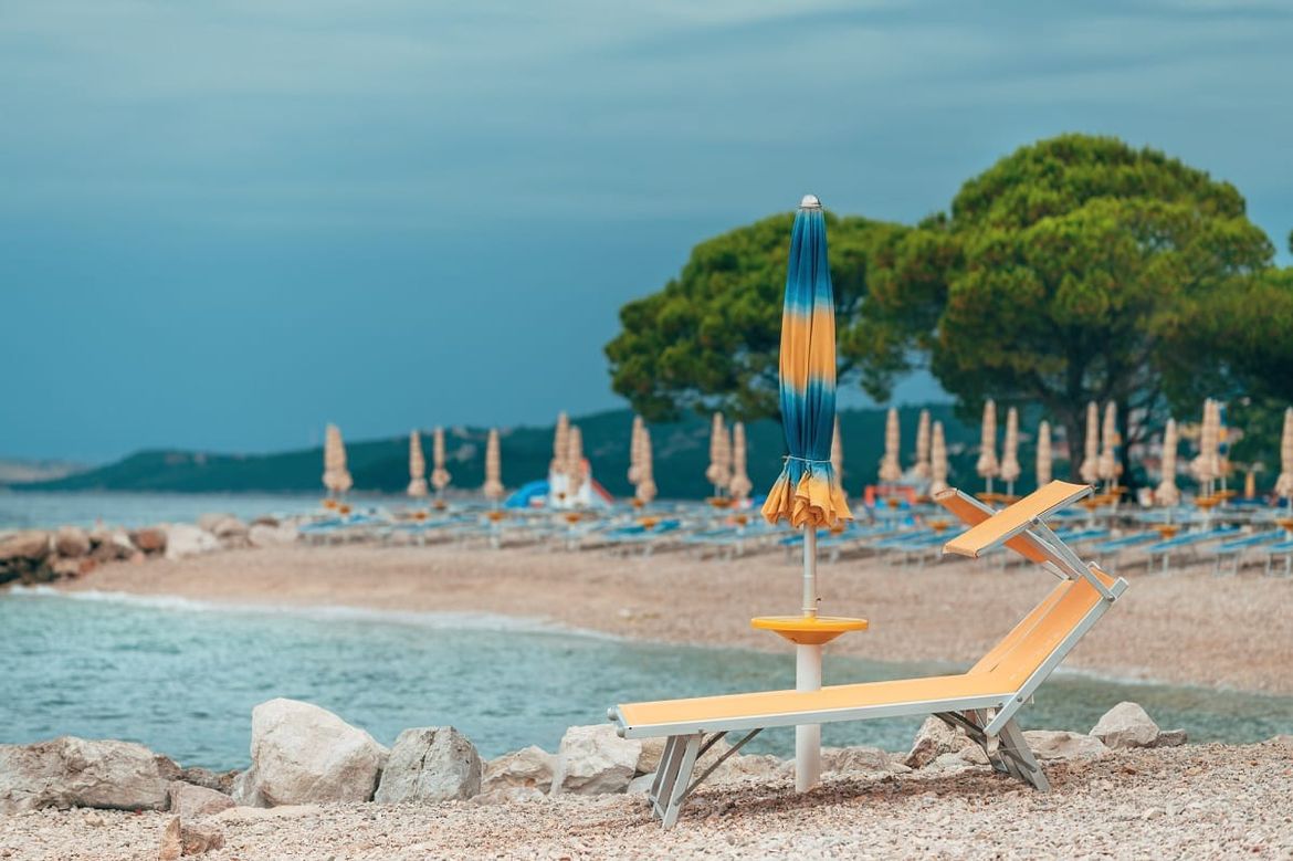 Ležaljke prazne, a Crikveničani se žale da nemaju gdje staviti ručnike na plažama - Ne bojte se, možete! Evo odgovora Grada...