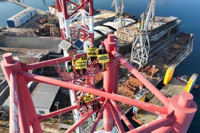 Aktivisti Greenpeacea uspeli se na 135 metara visoke tornjeve platforme u Puli