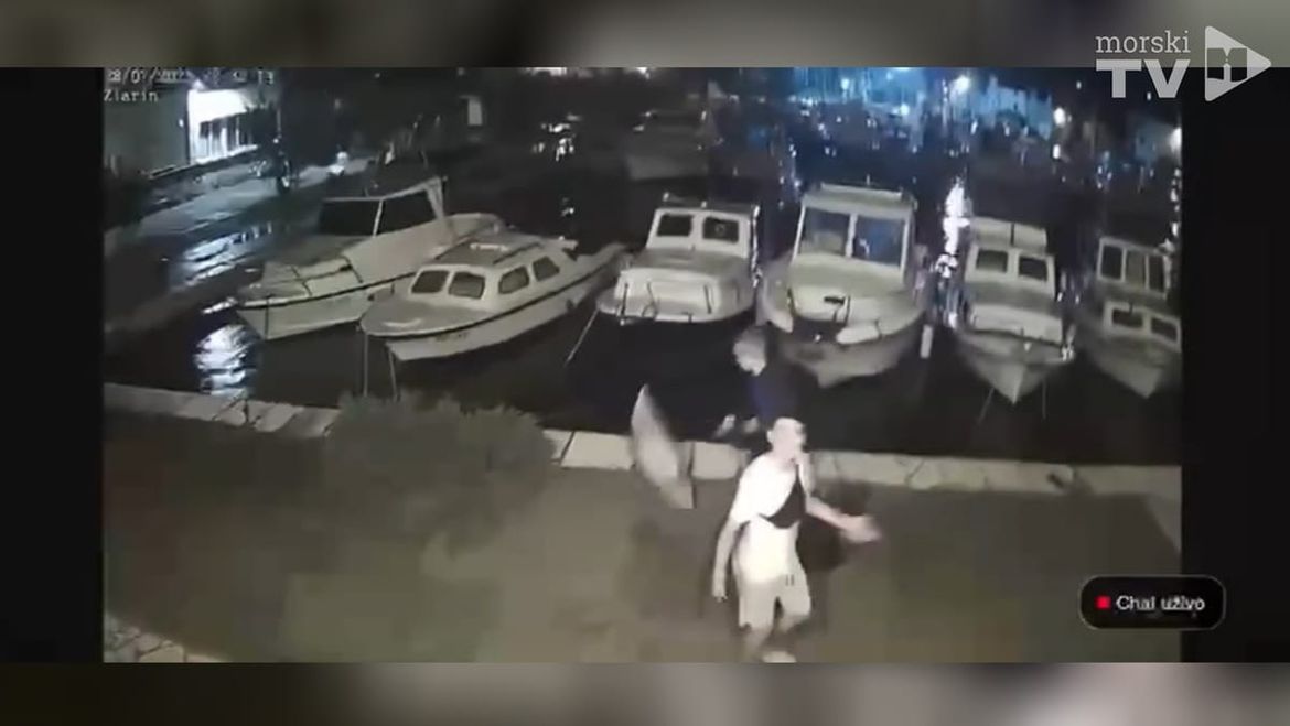 VIDEO Kamera na Zlarinu uživo snimila huligane kako je pokušavaju uništiti kišobranima!