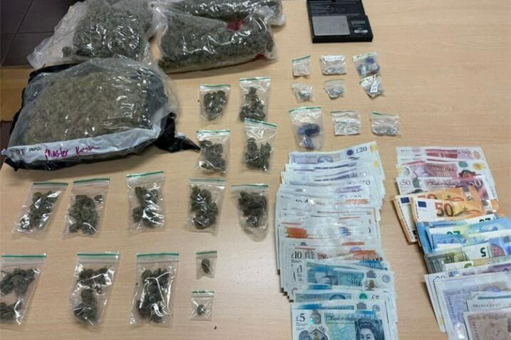 Pretražili apartman Britanaca u Tisnom pa našli hrpetinu droge