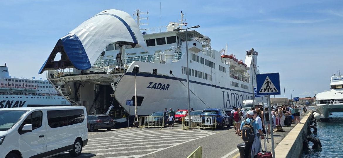 Velik priljev vozila u trajektne luke, neke linije u prekidu zbog lošeg vremena