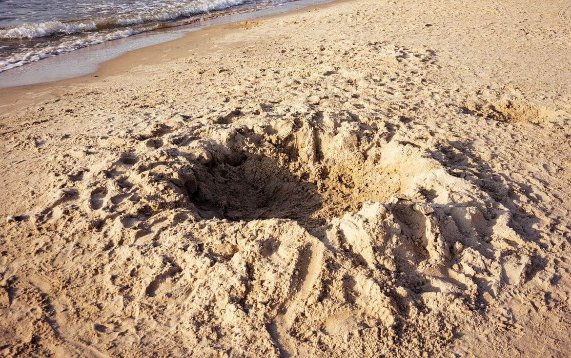 Tinejdžer iskopao rupu u pijesku iz koje nikada nije izašao