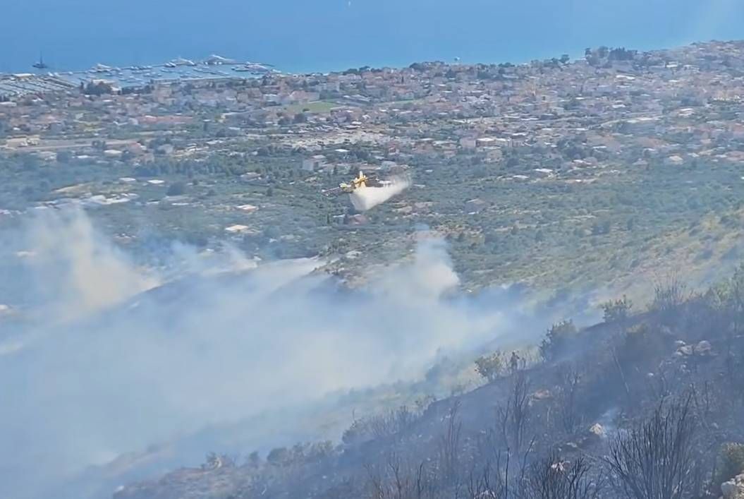 VATRENO Veliki požar kod Kaštel Sućurca gasilo 115 ljudi i tri kanadera