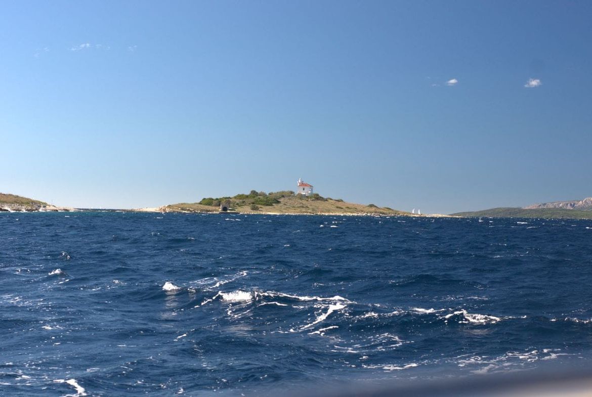 Sunčanije vrijeme uz umjerenu i na otocima jaku buru pa maestral