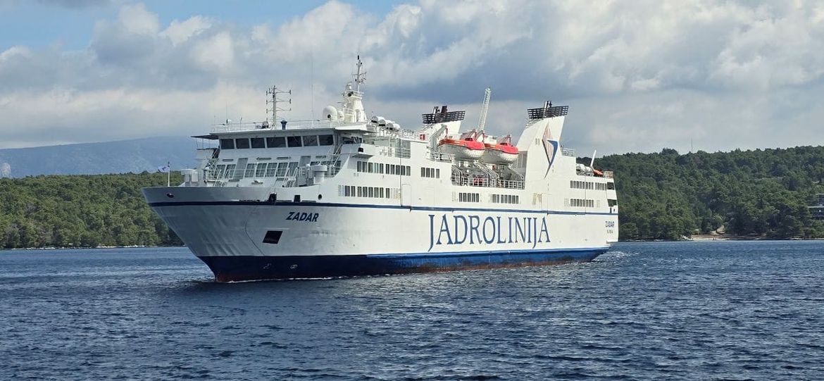 Jadrolinija: "Zbog loše prognoze, odgađa se večerašnja trajektna linija Split - Vis, smještaj za djecu i osobe s invaliditetom osiguran na brodu!"