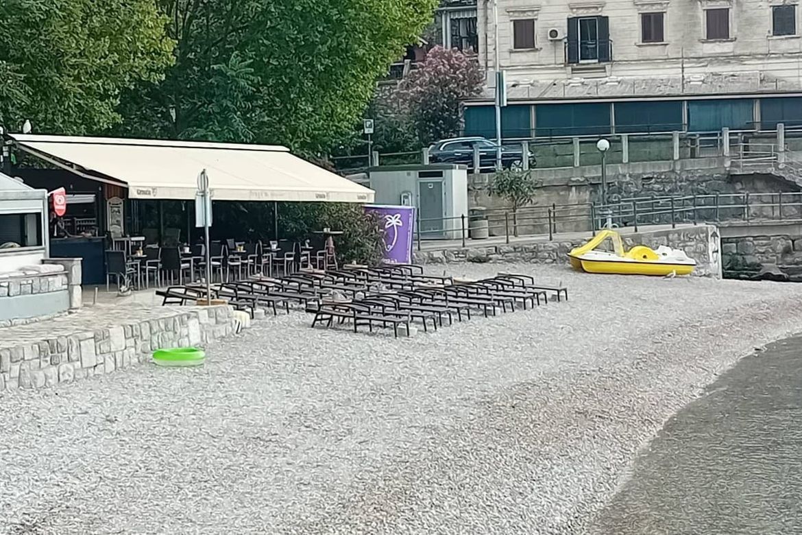 UMJESTO LJUDI Ispred opatijskog hotela leže prazne ležaljke i okupiraju velik dio plaže