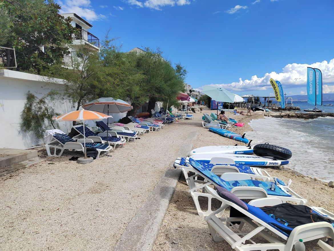 EPIDEMIJA PRAZNIH LEŽALJKI Pomorski redari počistili, a manje od 24 sata nakon toga - ove slike u Podstrani