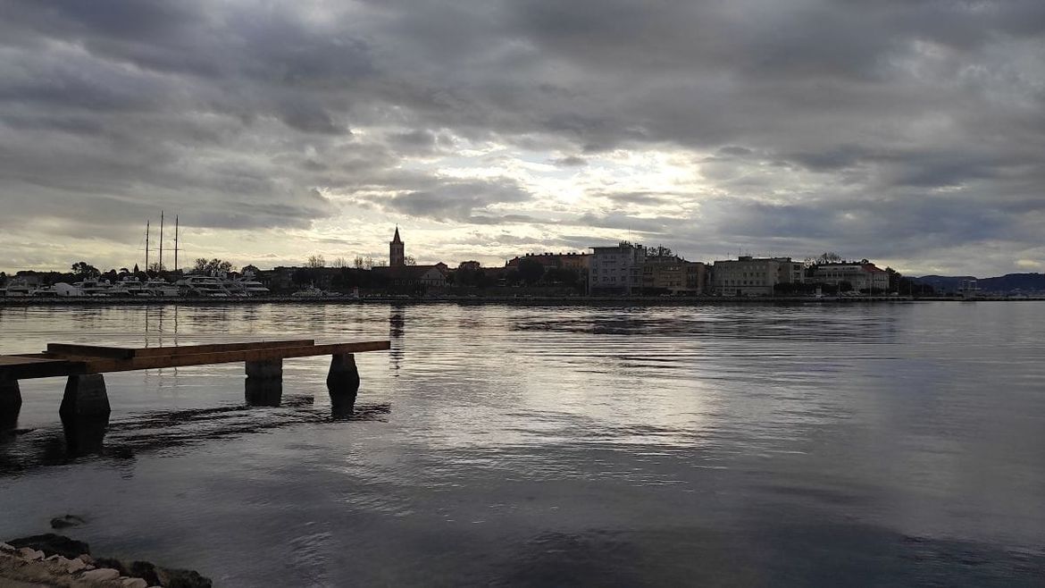 Zadarski gradonačelnik se pohvalio kozmetičkim popravcima po plažama, odbrusili mu mladi: "Borik izgleda kao kvart u Indiji!"