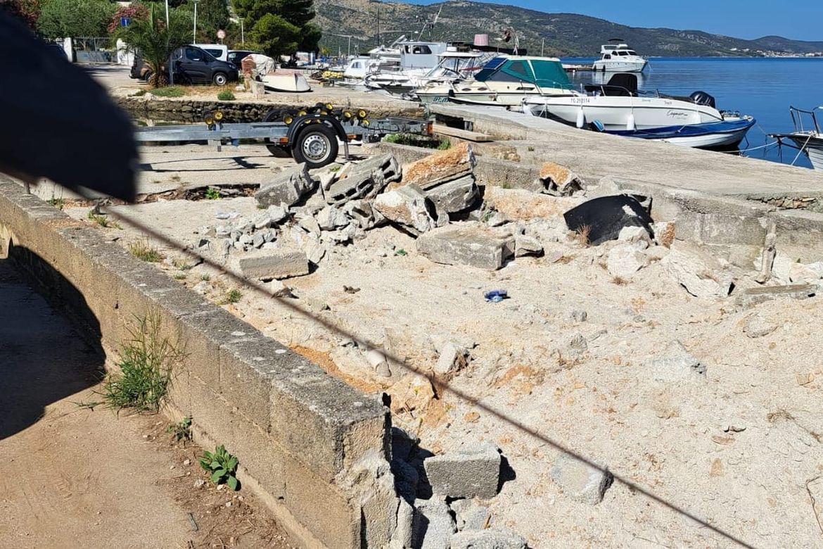 UGROŽENA SIGURNOST DJECE? U Seget Vranjici prijavljuju totalni nered na pomorskom dobru! Načelnik: Tu će biti parking i gotovo, pitajte njih što su radili na pomorskom dobru!"