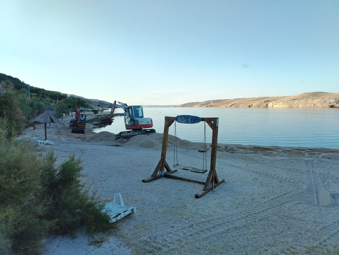 ZANIMLJIV SLUČAJ Godinama nasipaju plažu u Pagu, a prijavljuju tek sad kad je izabran novi gradonačelnik