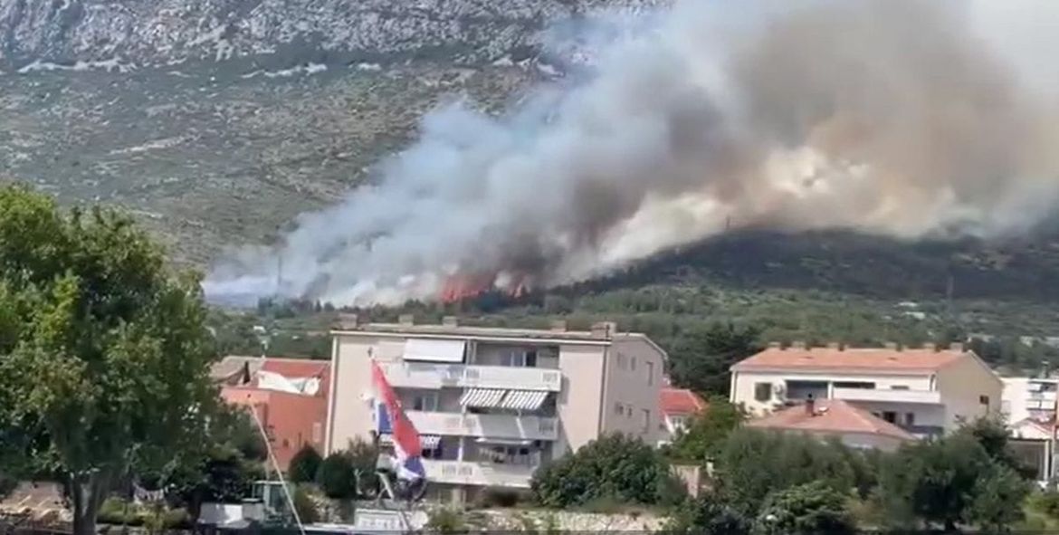 Opet gori u Dalmaciji - Požar iznad Kaštela, dignuta su i tri kanadera