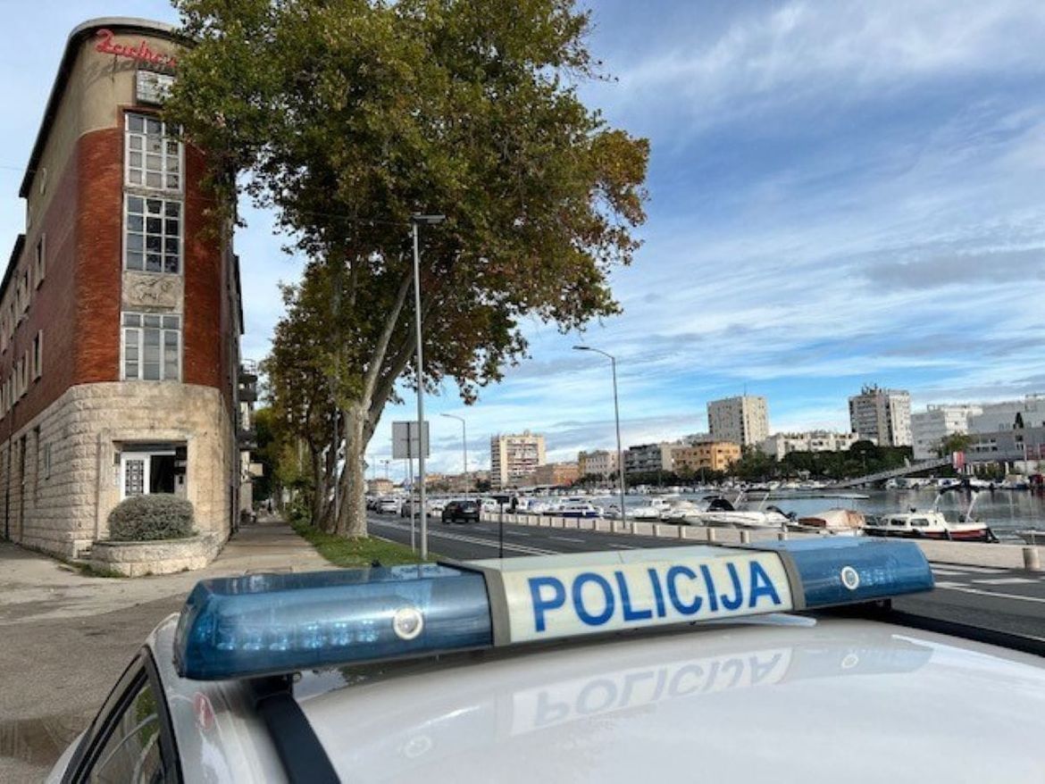 Brzom intervencijom zadarske policije spašena četveročlana obitelj iz kuće zahvaćene požarom