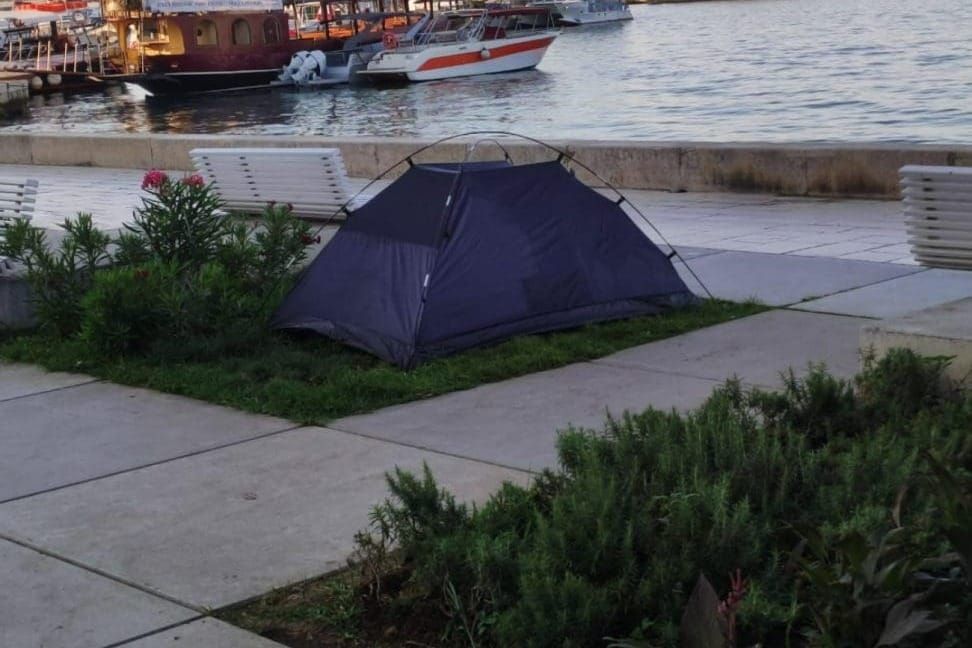Netko je nasred splitske rive razapeo - šator!
