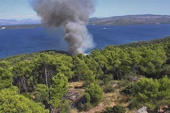 Požar na Šolti lokaliziran jučer, vatrogasci proveli noć na požarištu