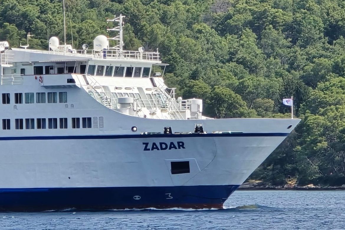 DRAMA U SPLITU Putnica pala i polomila se na trajektu za Hvar: "Srušila se s gornje na donju platformu, a Hitna je zbog gradske gužve došla za 25 minuta!"