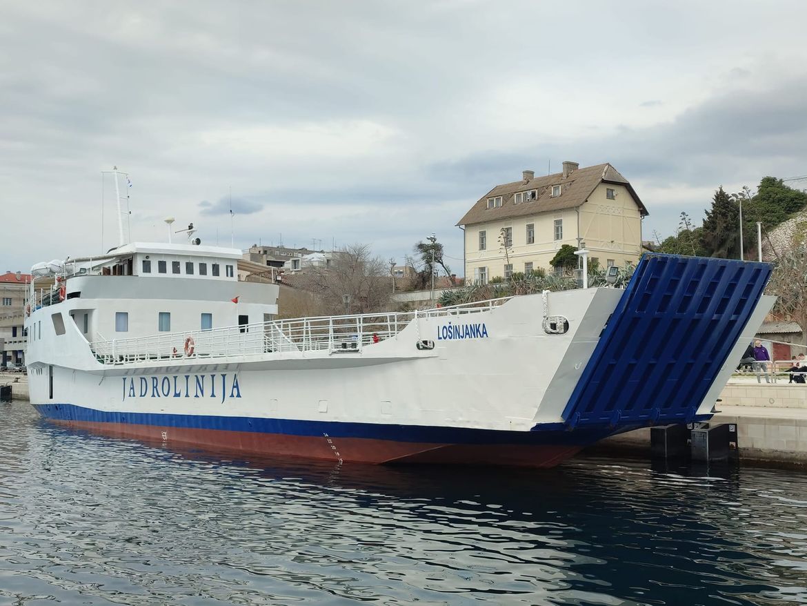 Pokvarila se rampa na trajektu u Šibeniku - Automobili neće vani dok ne dođu serviseri!